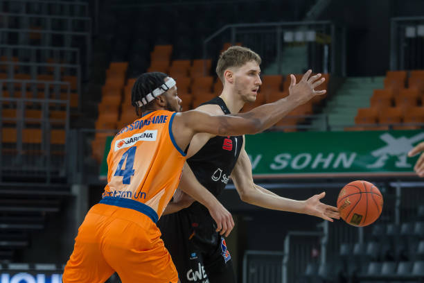 以防守反击 以防守反击